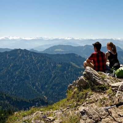 Personas disfrutando de la montaña como parte de los planes de vacaciones