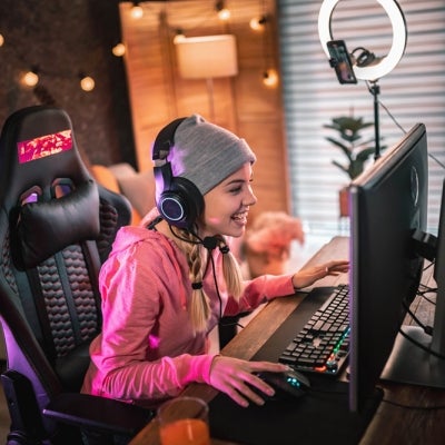 Mujer streamer haciendo transmisión en vivo