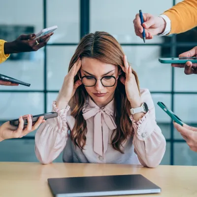 Mujer experimentando burnout laboral