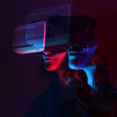 Mujer con gafas de realidad virtual o aumentada
