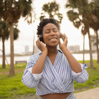 Mujer escuchando su playlist de música tropical
